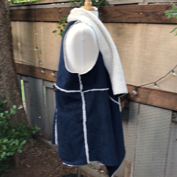 3/$30 Navy White Sherpa Sleeveless Cardigan Vest - Picture 4 of 7